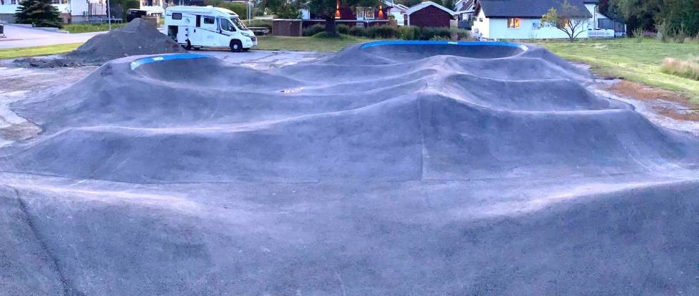 ALLSIDIG: Måten pumptracken i Trømborg er bygget gjør at den blir ekstremt allsidig med hensyn til kombinasjoner av linjer og elementer. Foto: Trailhead Nesbyen Pumptrack Trømborg