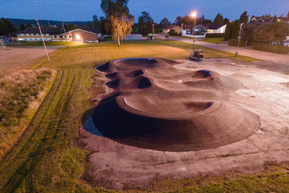 Pumptracken i Trømborg i Indre Østfold ligger rett ved Trømborg skole og i tilknytning til andre idrettsanlegg. Foto: Trailhead Nesbyen Pumptracken i Trømborg i Indre Østfold