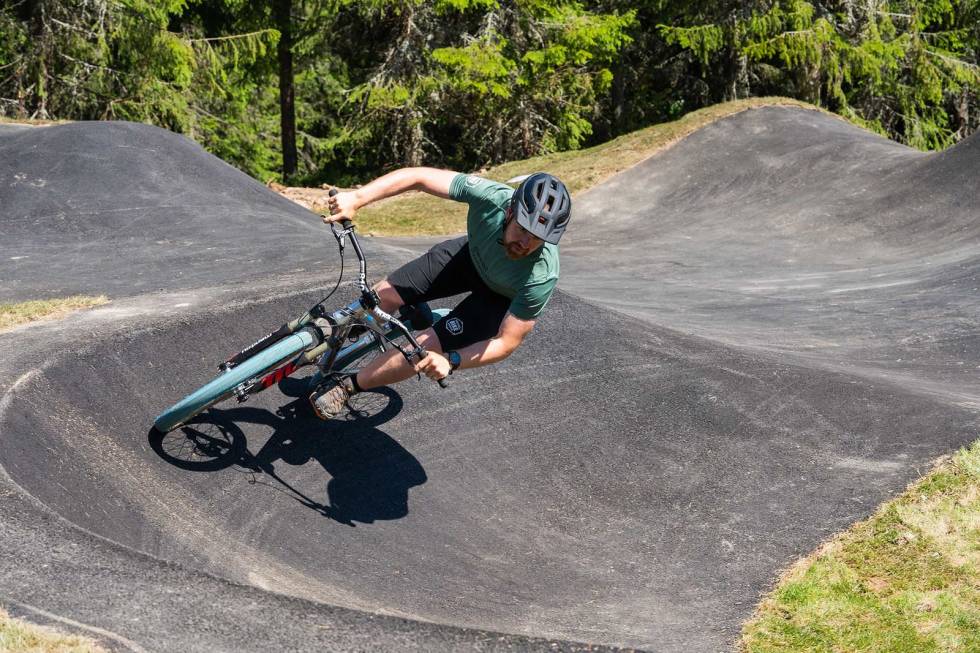 SJEFEN TESTER: Olve Norderhaug har ledet arbeidet med Trysil Bike Arena, i dag testet han den nye pumptracken. Foto: Jonas Sjögren pumptrack trysil bike arena