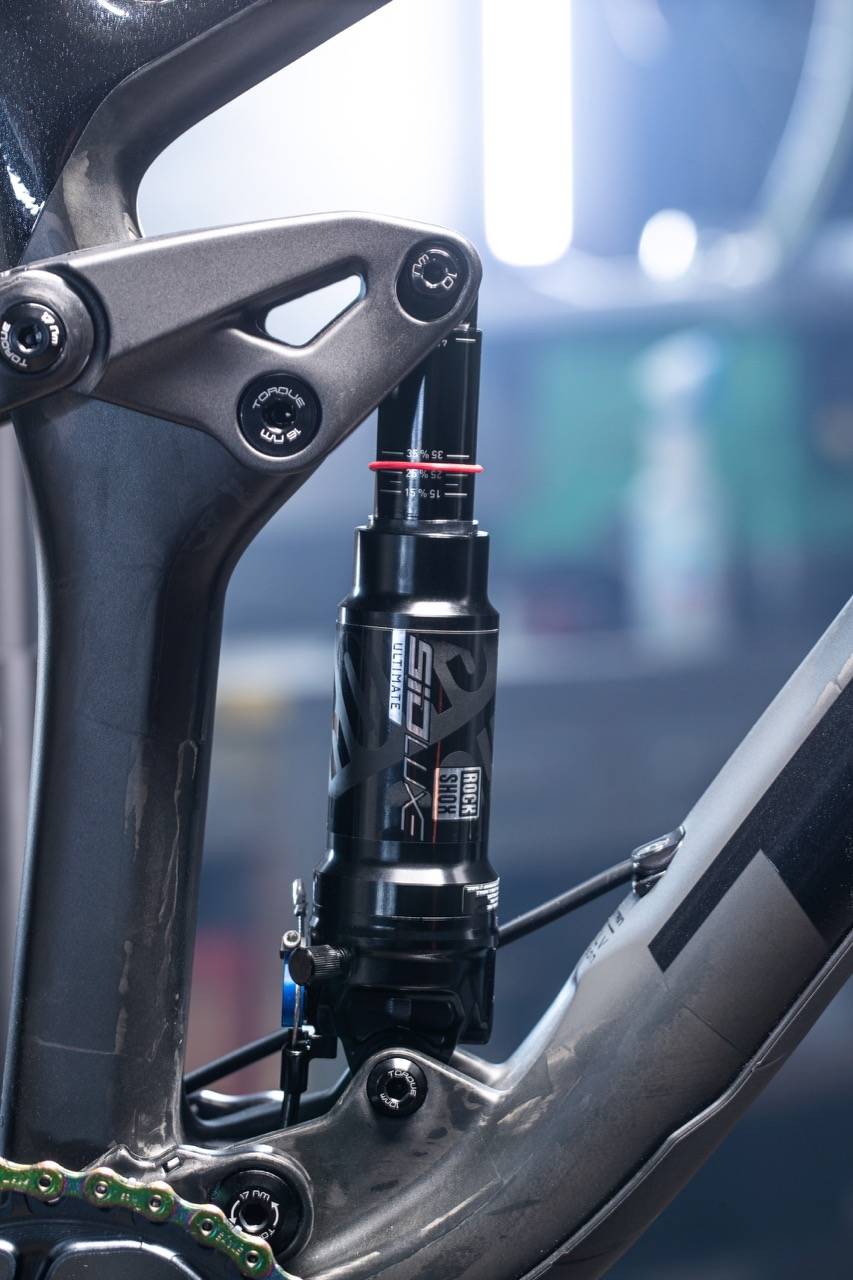 BAKDEMPER: RockShox' nye SIDLuxe er matchet til SID-gaflene. RockShox SIDLuxe