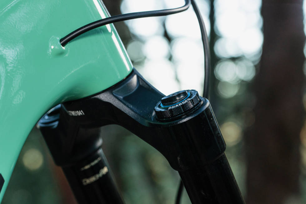 JUSTERBAR: Charger 2.1 RC2-demperenheten i Zeb Ultimate lar deg justere både høy- og lavfartskompresjon på toppen av gaffelbeinet. Justerbar charger 2.1 rc2