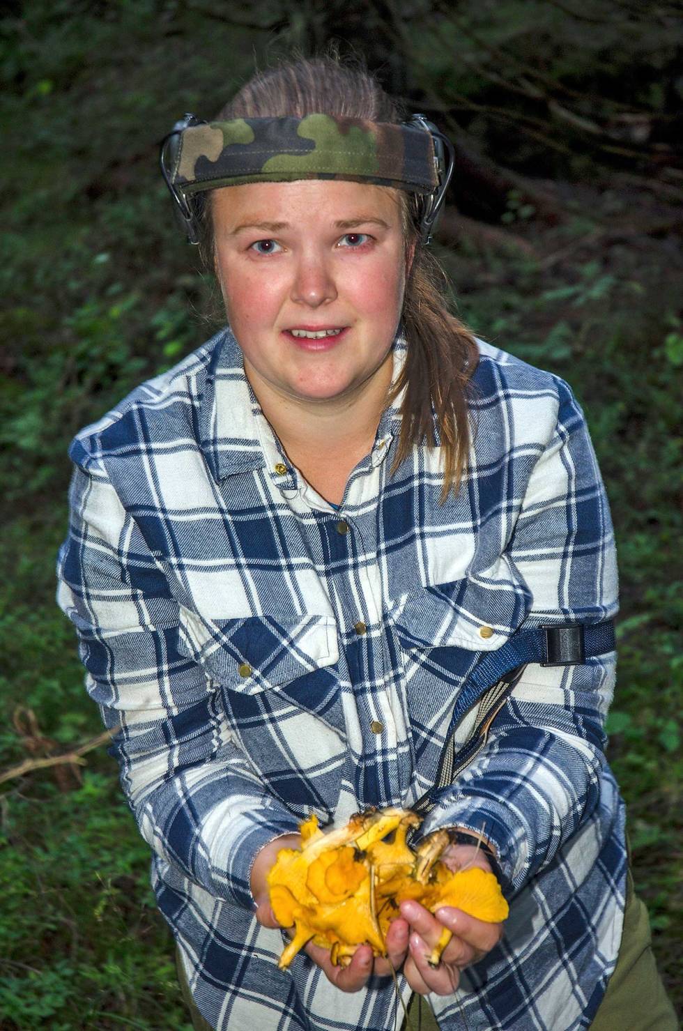 Tilbehøret først: På vei tilbake fra den ene posten finner vi tilbehøret til middagen. Nå mangler bare bukken. Råbukkjakt-2