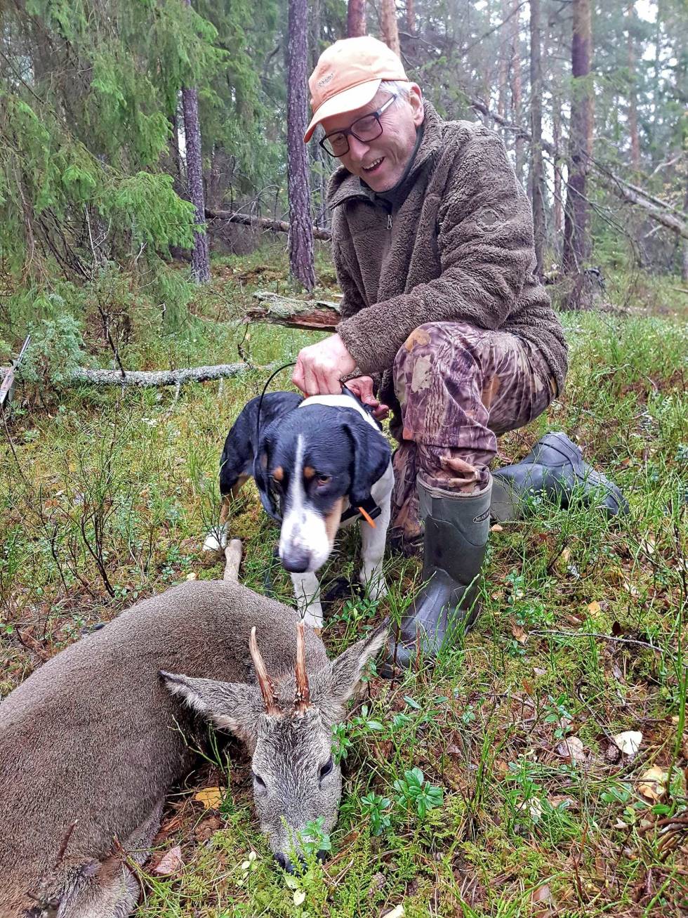 LITE JAKTLAG: To-tre mann er kanskje det optimale ved rådyrjakt. Jo flere jegere, jo større er sjansen for å støkke rådyrene i losen. Rådyrjakt-med-drivende-hund-6