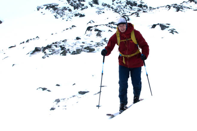 PÅ TOPPTUR: Rab Khroma er allsidig og veldig god til både toppturer og heisbasert frikjøring. Her på vei opp mot Henrikbotnnebba på Nordmøre. Foto: Christian Widen-Björk test Rab skalljakke topptur frikjøring