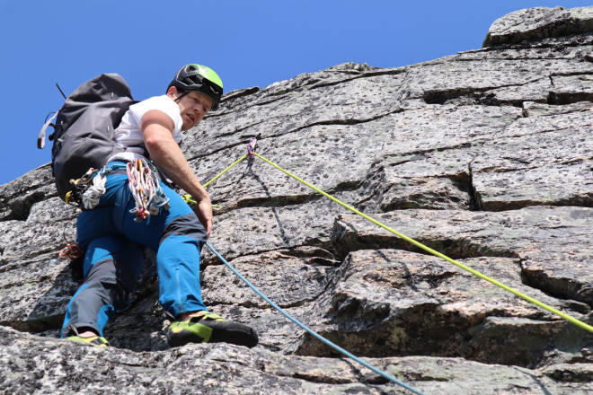BEST I GODVÆR: Testing av Rab Torque med skjev hjelm i flott vær på Innerdalstårnet. Foto: Siv-Elin Skogen test klatrebukse fjellklatring Rab Torque