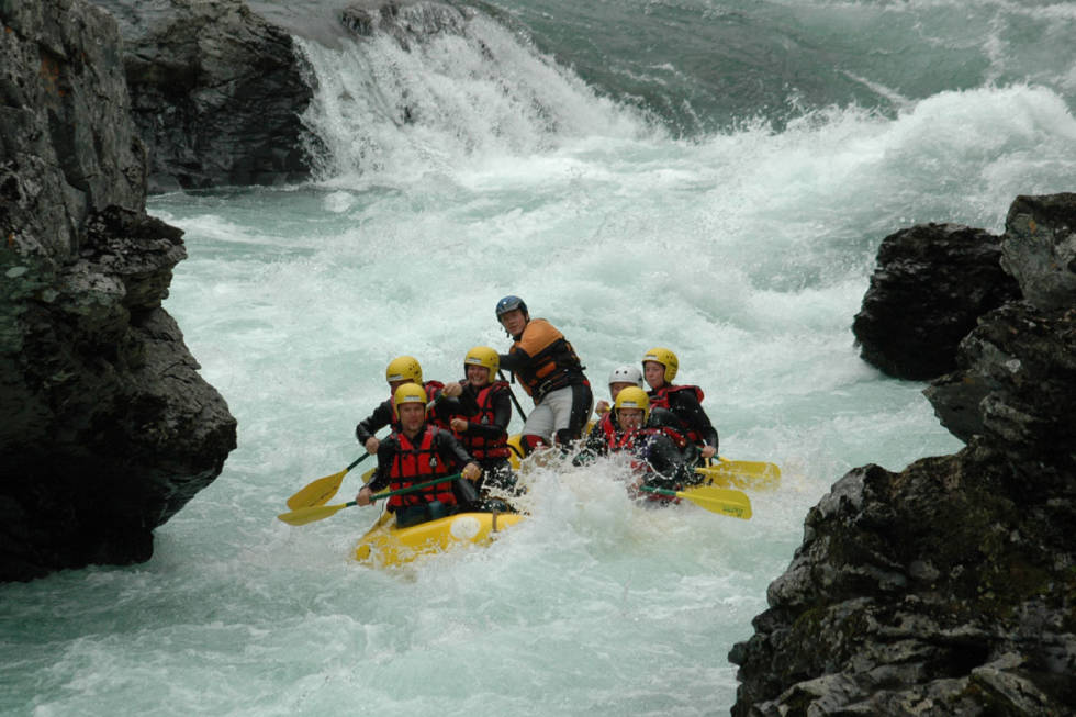 Guiden sitter bakerst og styrer retningen på båten, mens mannskapet skal padle i takt. Foto: Martin Dørum Jære Padling Driva guide Fri Flyt Utemagasinet