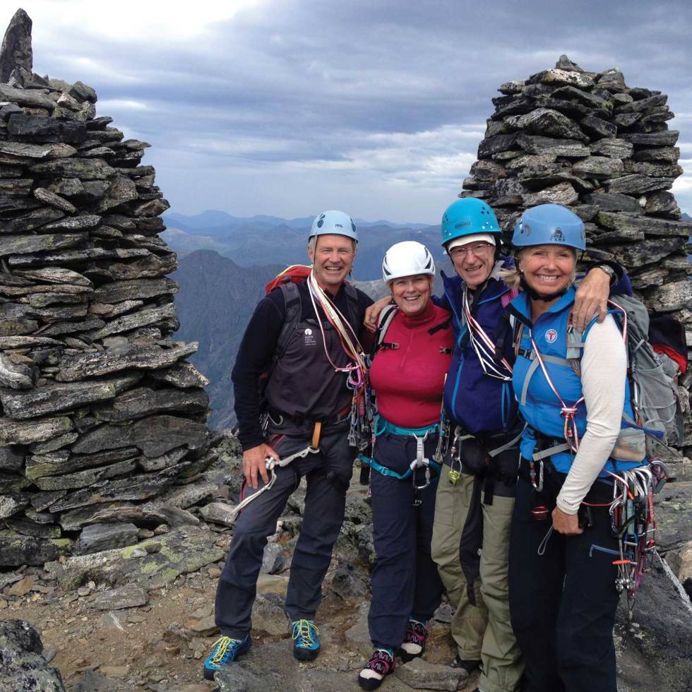 Toppen: Mellom toppvardene på Romsdalshorn. Fra venstre: Knut Støren, Thorhild Widvey, Ralph Høibakk, Berit Kjøll. Foto: Ukjent knipser med Berit Kjølls apparat Ralph-Høibakk-Klatring-10