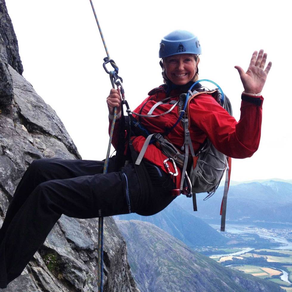 Retur: Berit Kjøll i rapell ned Nordveggen på Romsdalshorn. Foto: Stein P. Aasheim Ralph-Høibakk-Klatring-12