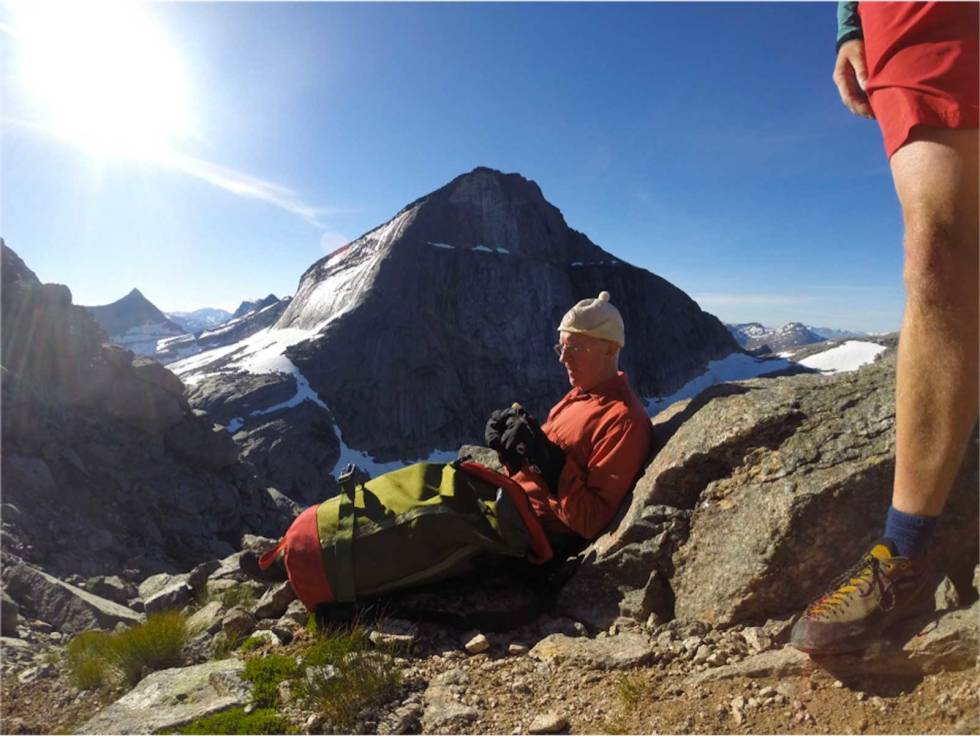 Matpause: Ralph raster på Sørøst-Ryggen av Stetind. Nordveggen på Presttind i bakgrunnen. Foto: Walter Qvam. Ralph-Høibakk-Klatring-6