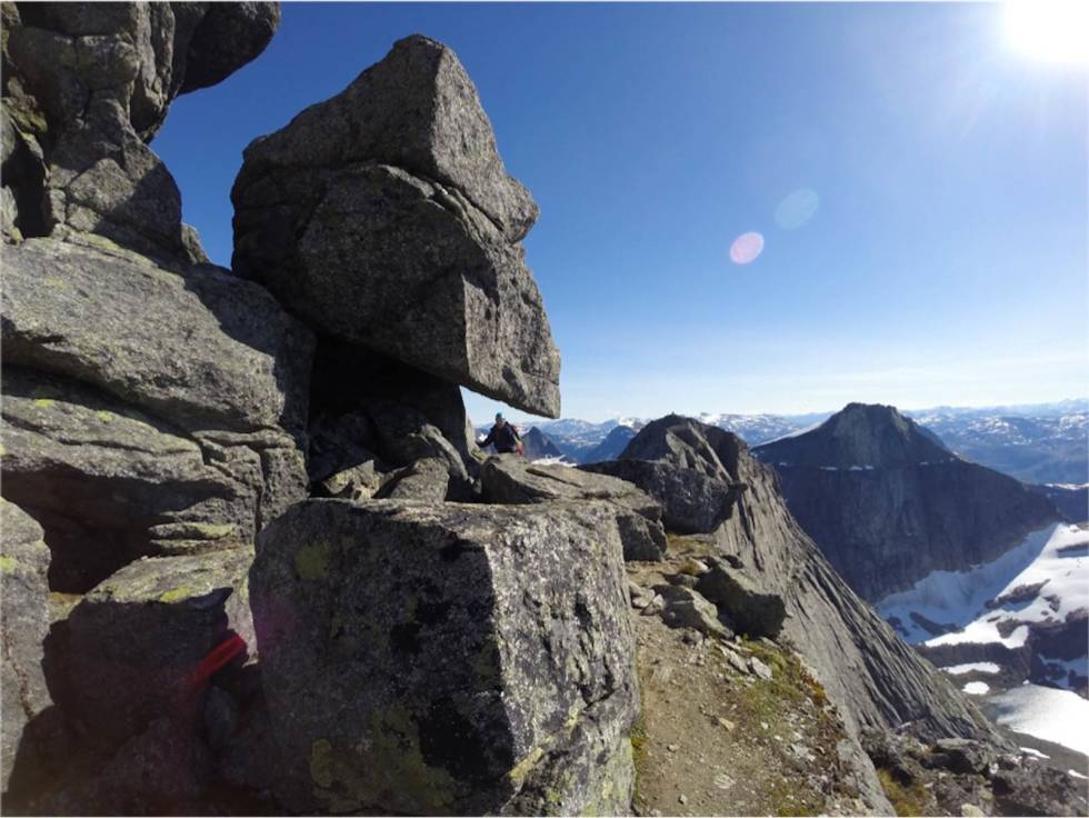 Nasjonalfjellet: Ralph i en glugge på vei mot toppen av Stetind. Foto: Fredrik Baksaas Ralph-Høibakk-Klatring-7