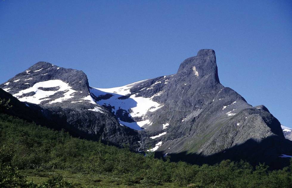 Hornet: Romsdalshorn fra Vengedalen. Nordveggen ligger til høyre for den lyse flekken. Foto: Iver Gjelstenli Ralph-Høibakk-Klatring-8