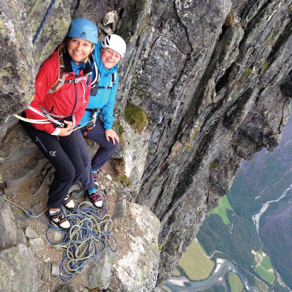 Godt humør: Berit Kjøll og Thorhild Widvey i Nordveggen på Romsdalshorn. Foto: Stein P. Aasheim Ralph-Høibakk-Klatring-9