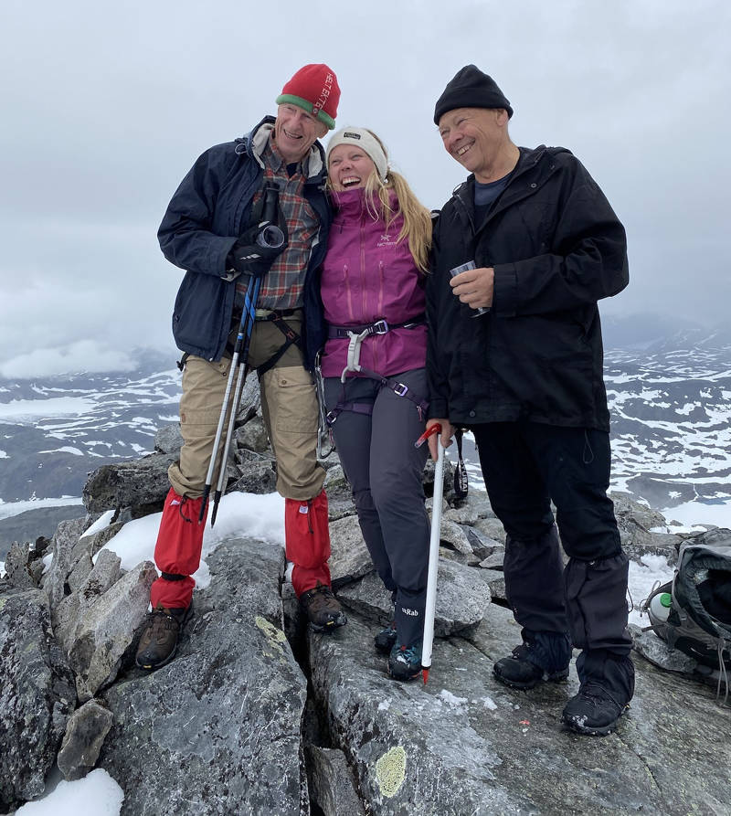 Artikkelforfatteren med Ralph Høibakk (t.v.) og Anders Opdal på toppen. Foto: Nina Johannesen Faketind Jubileum Ralph Høibakk Anders Opdal Norsk Klatring