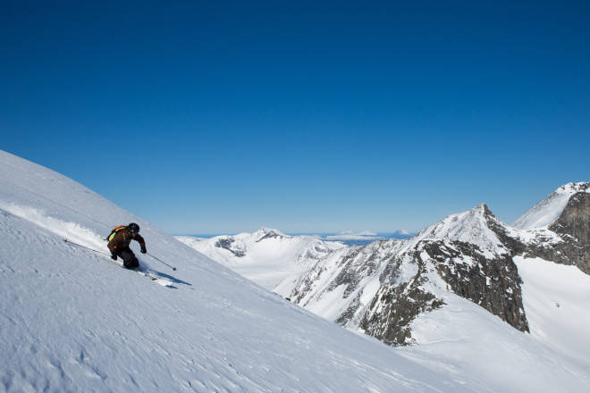 NED: Trond Finseth er mest vant til tunge alpinbindinger, men han holder stilen også med lett randoneeutstyr. Foto: Tore Meirik randonee topptur bindinger