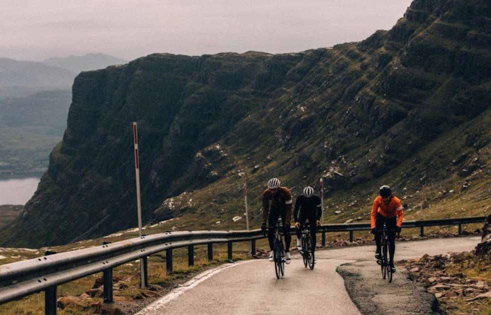TESTET I SKOTTLAND: Jakken er testsyklet over Bealach na Bà, gælisk for «ku-passet». Vi kan bekrefte at været der er jamt over dritt. rapha classic winter jacket gore tex