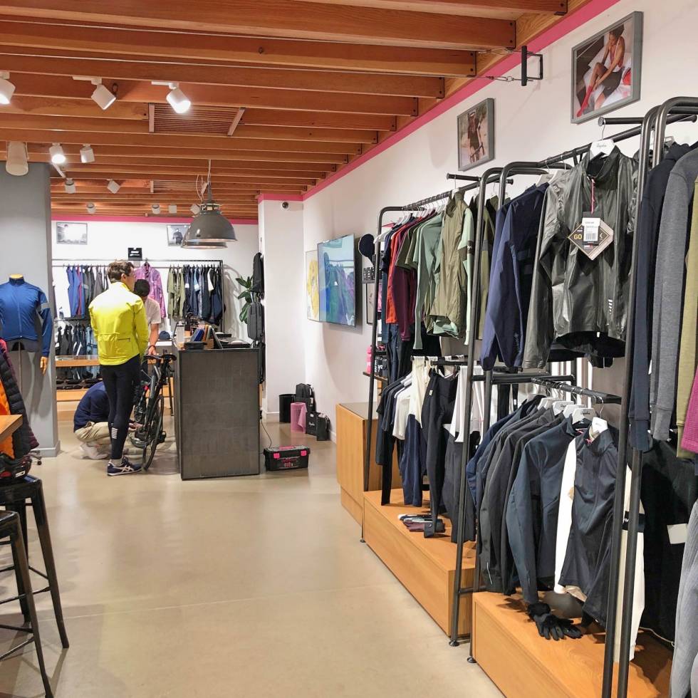 SYKKELKLÆR: Rapha er en britisk klesprodusent, men gjør mer enn å selge klær. (Foto: Jonas Orset) Rapha-club-house-copenhagen 4
