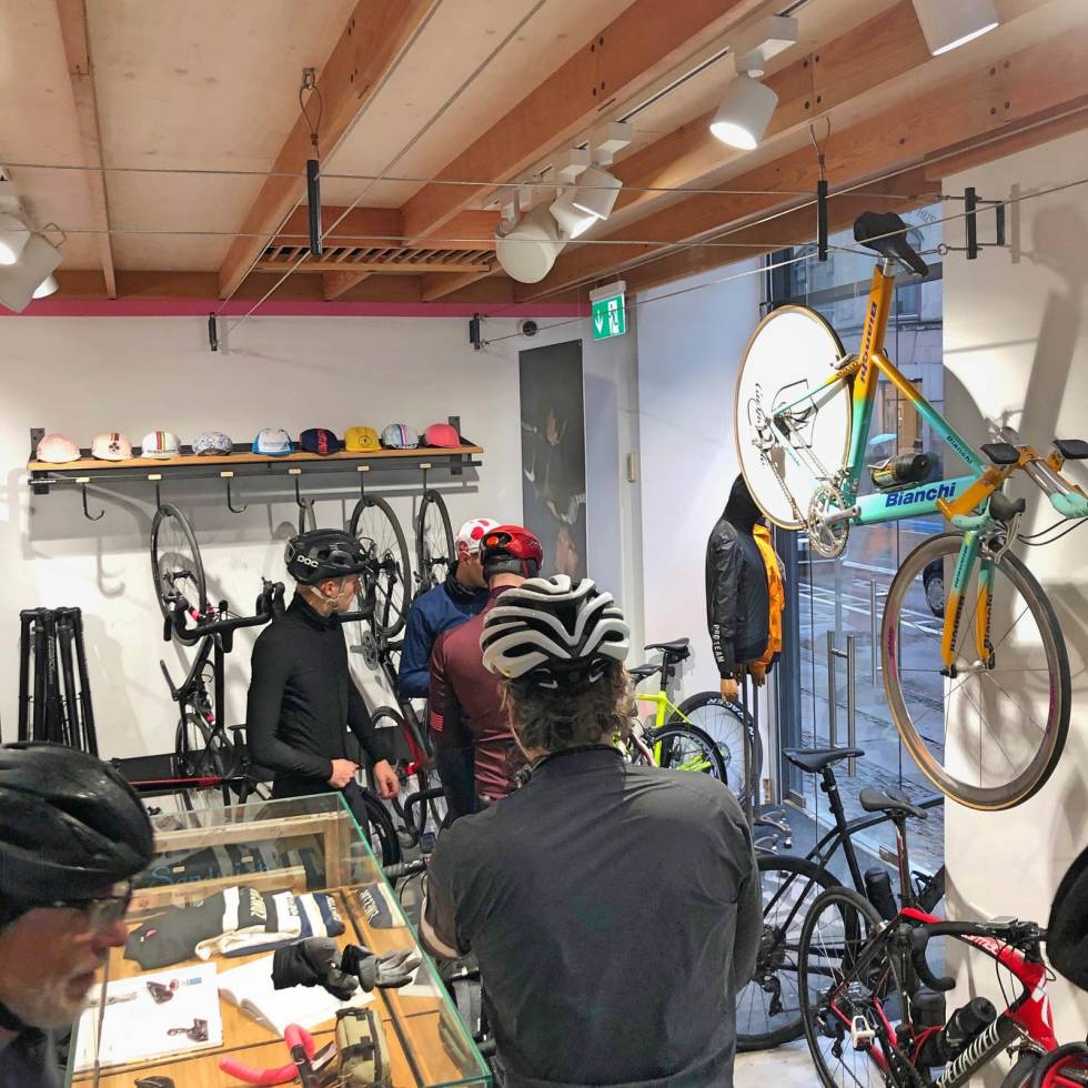 UT PÅ TUR: Vi gjør oss klare til å gå ut i regnet i København. (Foto: Jonas Orset) Rapha-club-house-copenhagen 6