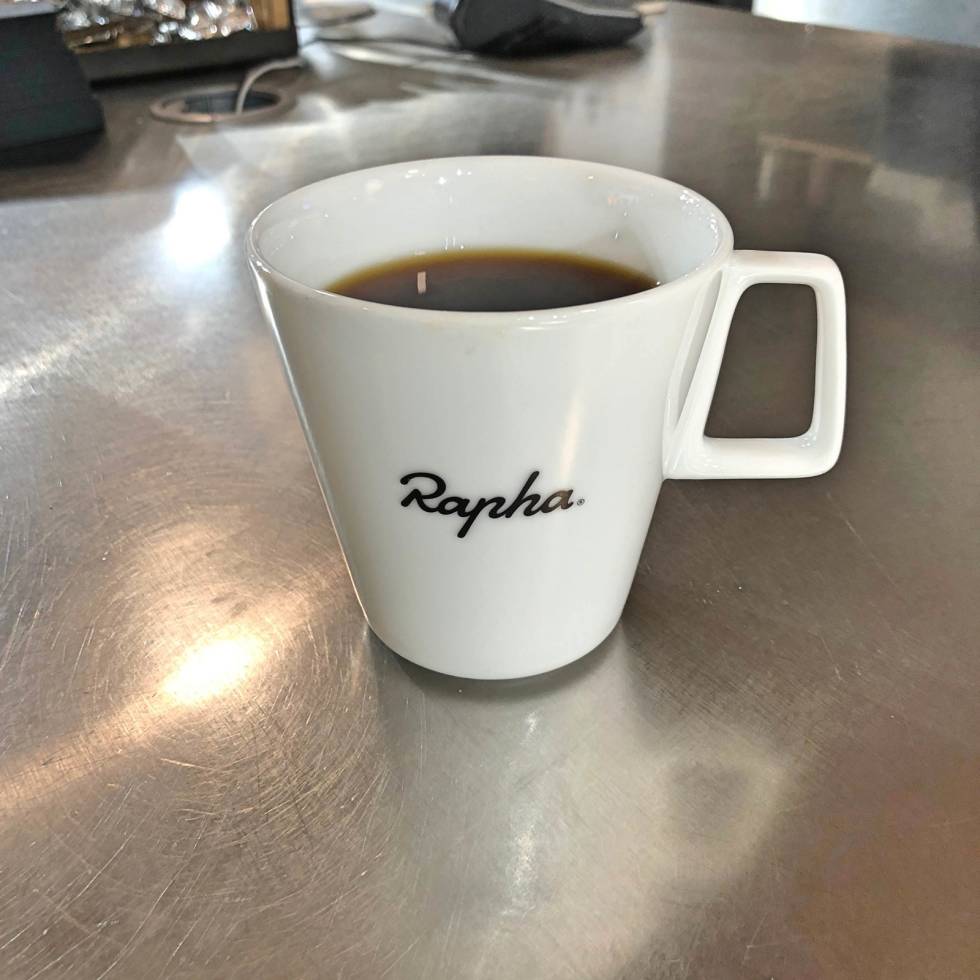 OPPVARMING: Lite slår en kaffe før start. (Foto: Jonas Orset) Rapha-club-house-copenhagen 7