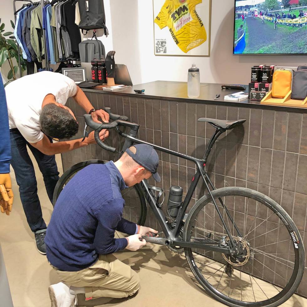 KLARGJØRES: Hos Rapha kan klubbmedlem leie sykkel rimelig over hele verden. (Foto: Jonas Orset) Rapha-club-house-copenhagen 8