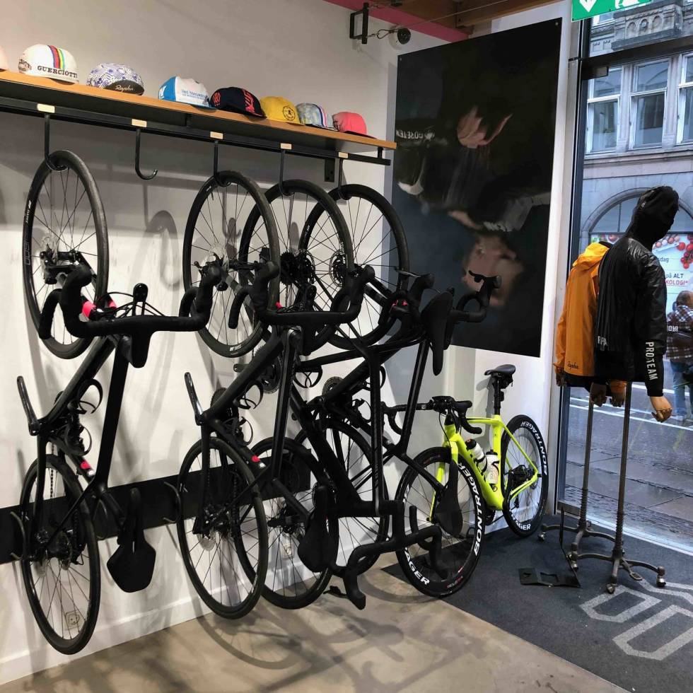 SYKLER VELKOMMEN: Ingen problem å ta med sykkelen inn i Rapha Club House København. (Foto: Jonas Orset) Rapha-club-house-copenhagen 9