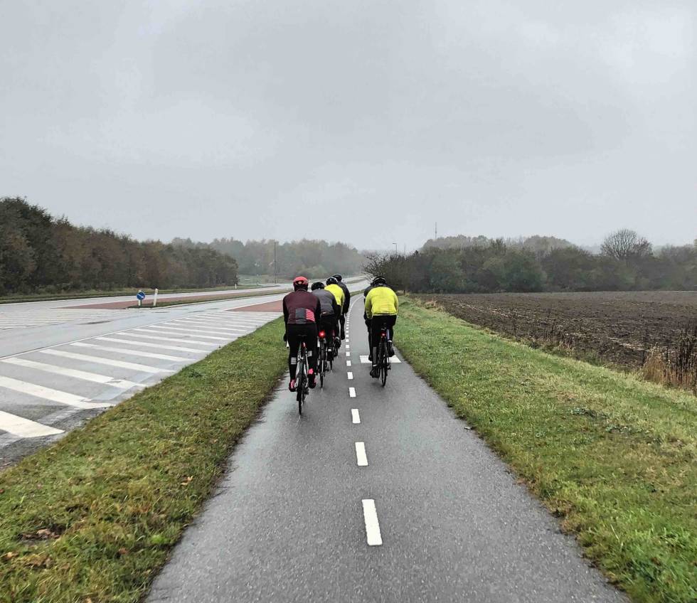 SYKKELVEIER: Vi følger et godt utbygd sykkelveinett ut av København. (Foto: Jonas Orset). Rapha-club-ride-copenhagen 2