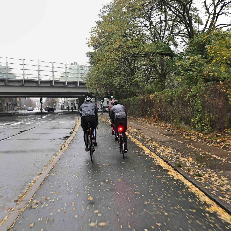 PEN SYKLING: Trafikkreglene følges i København. (Foto: Jonas Orset) Rapha-club-ride-copenhagen 3