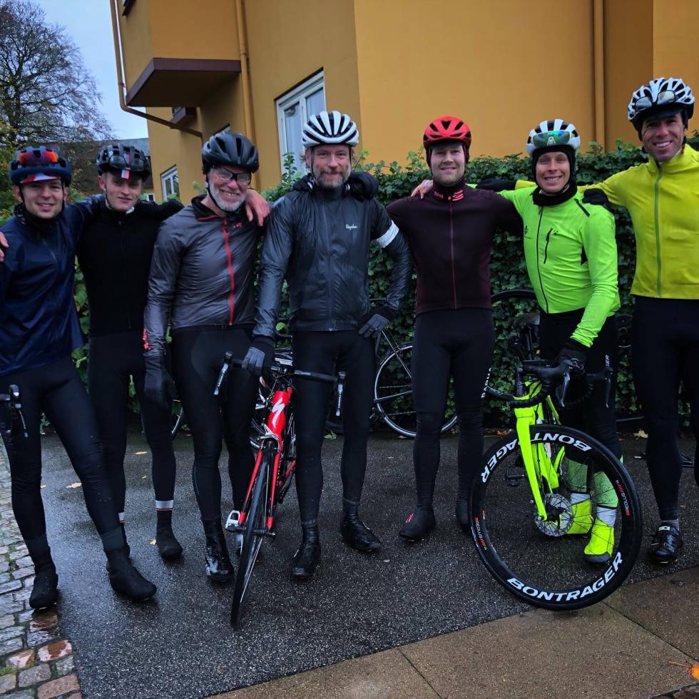 LAGBILDE: Noen ryttere kortet ned på turen, men vi som var sammen ved Hillerup tok lagbilde. (Foto: ukjent frue) Rapha-club-ride-copenhagen 7