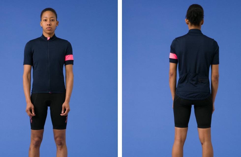LITT LØSERE: Rapha Core Lightweight Jersey er litt løsere i snittet enn typiske racing-trøyer. Foto: Rapha. Rapha core landevei