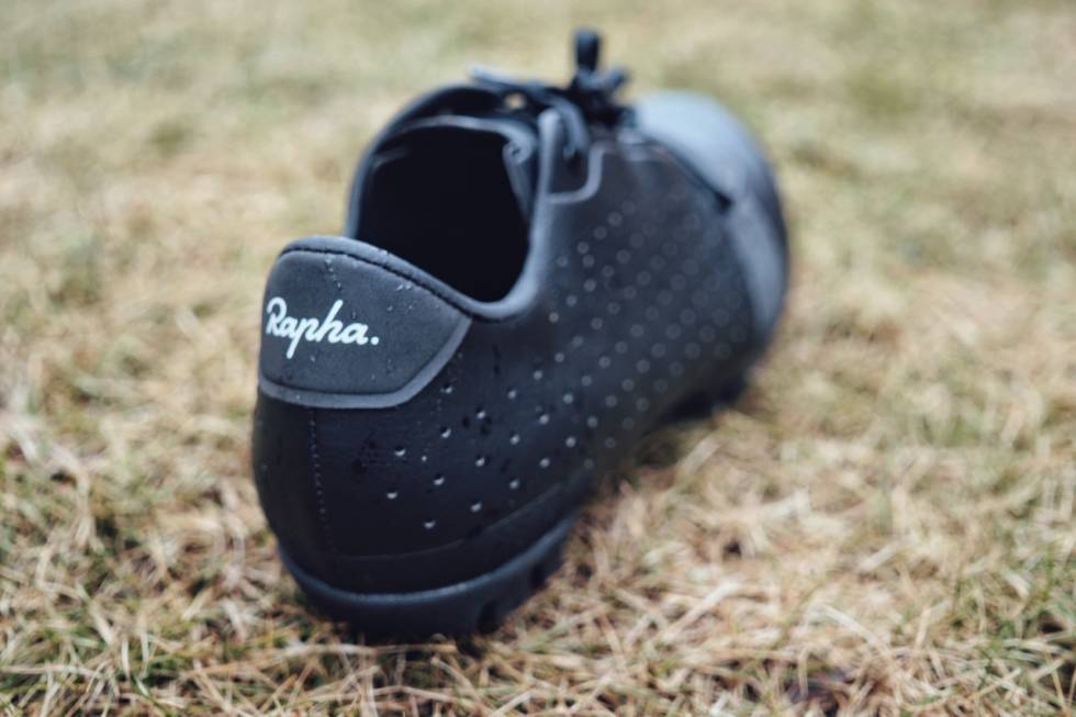 ROMSLIGE: Skoene oppleves romslige, med normal lengde. Helpartiet er dypt. rapha explore