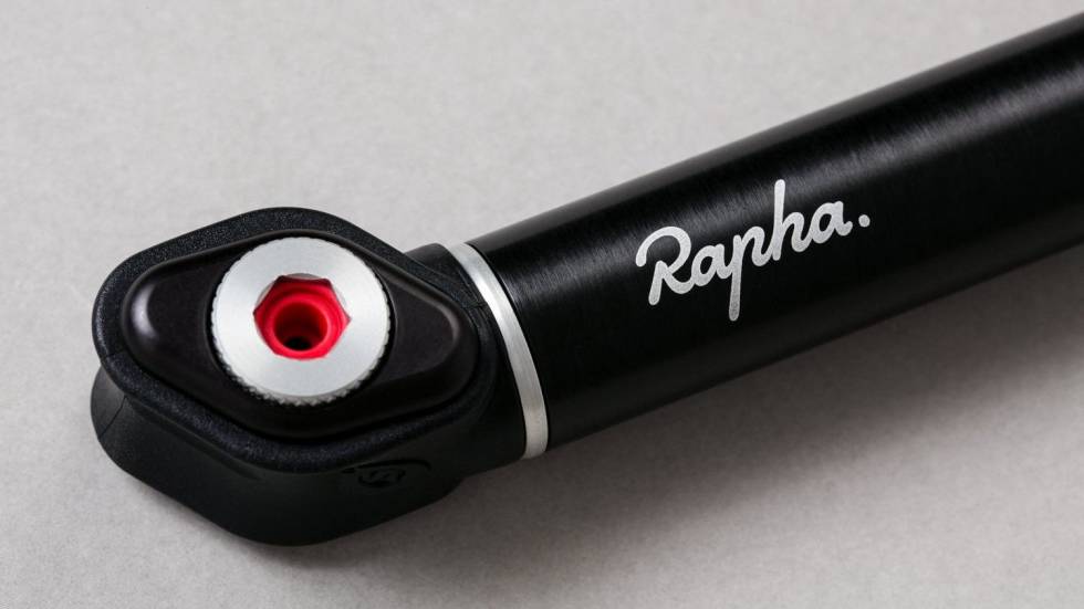 DETALJRIK: Pumpene fra Silca er virkelig et smykke, og Rapha har utsmykket dem med et par ekstra detaljer. rapha pumpe silca impero
