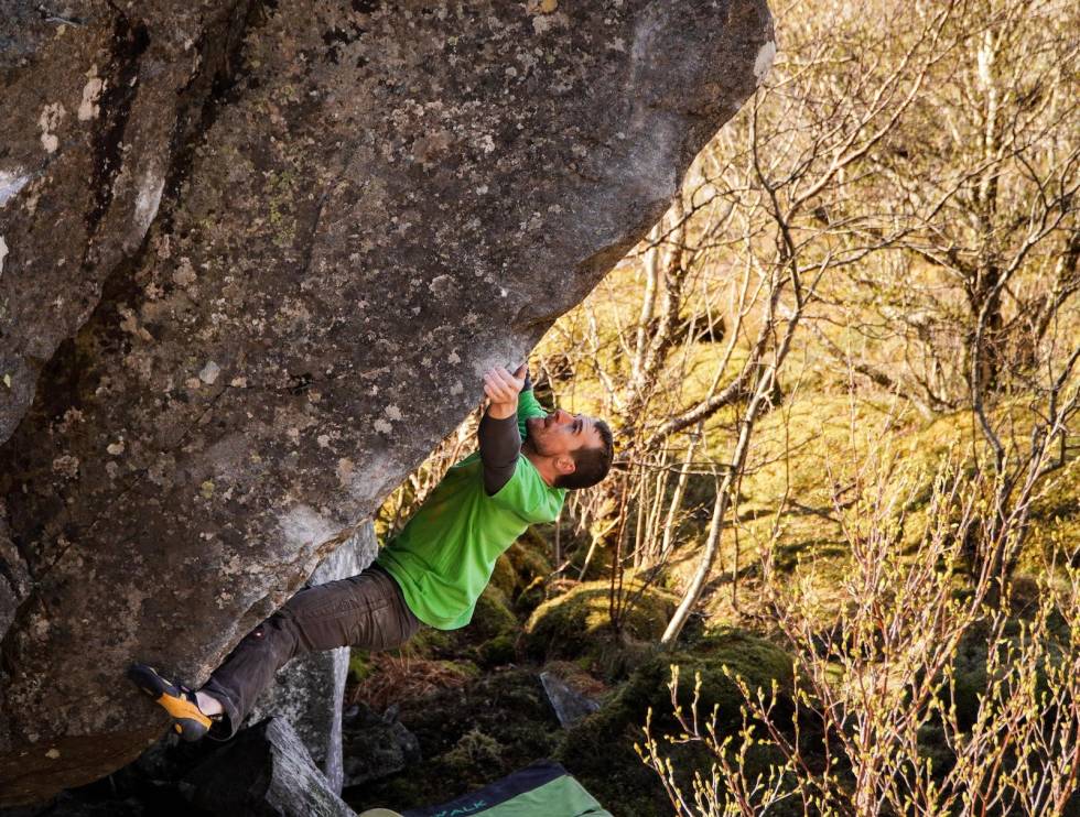Rasmus på Passe Aggressiv (7C+) på Sundsvoll på Vega Buldring, Vega, Sundsvoll