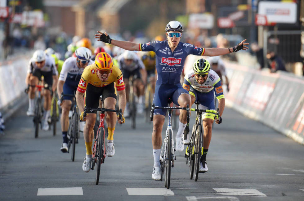 SNØT TILLER: Tim Merlier er i godt slag. Blant annet spurtet han forbi Rasmus Tiller på de siste 50 meterne av Le Samyn og stjal seieren fra nordmannen. Foto: Cor Vos rasmus tiller tim merlier le samyn