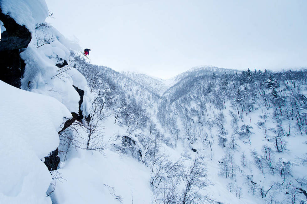 Frikjører Torgrim Vole midt i et kjempehøkk i Raudalen. Foto: Vegard Breie Bitihorn Raudalen Beitostølen skisenter alpint ski snowboard løypekart pistenkarte
