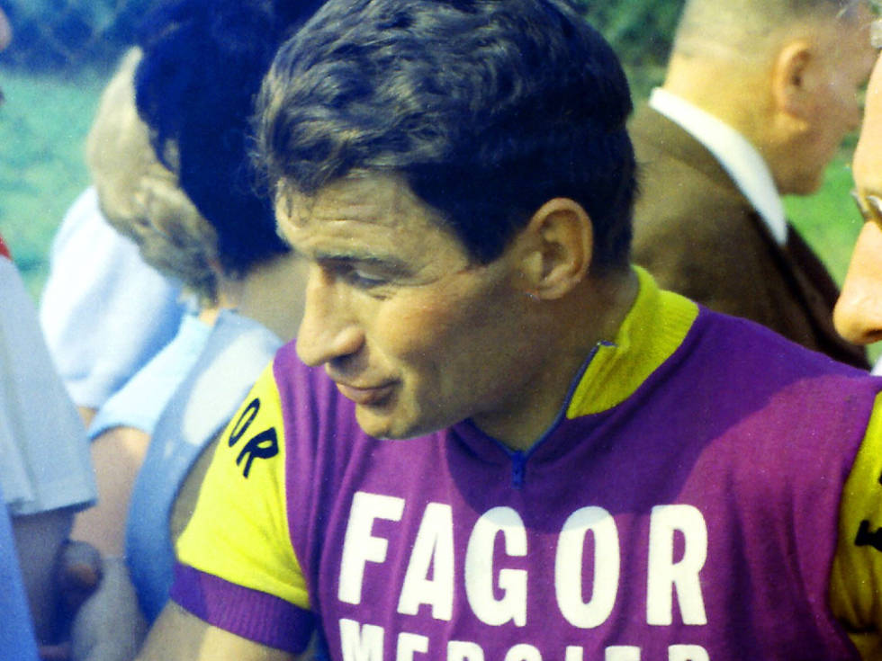 IKONISK TRØYE: Mercier-trøyen er en velkjent trøye i sykkelsportens historie. Foto: Arkivfoto Cor Vos raymond poulidor mathieu van der poel