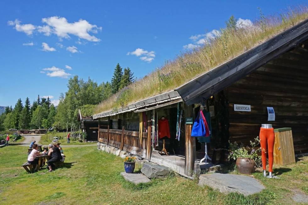 Telemarkstunet består av en samling med gamle laftebygg. Enkelte hus er kopier av tradisjonelle bygg fra Rauland. (Foto: Erlend Larsen). rcVDjprw
