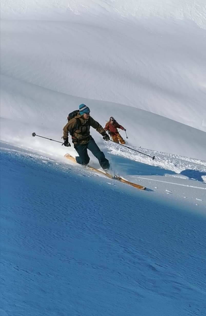 PERFEKT: Føret fra Syskardsnipa var perfekt, også for heltreski. Foto: Torje Bjellaas telemarkski treski pudder