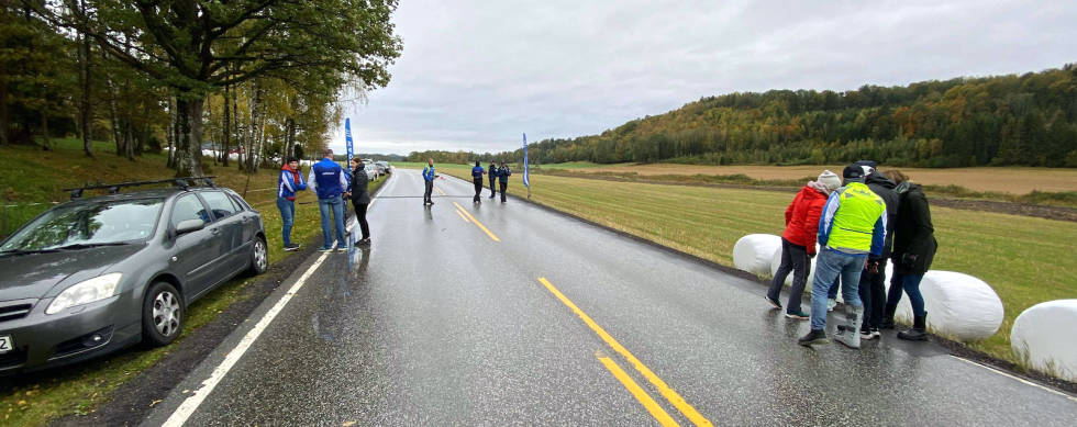 SPENT: Her venter støtteapparat og NCF på Hans Christian Tungesvik, som satte rekord på 200km tempo i Re søndag formiddag. Foto: Sylvain Cavatz Hans Christian Tungesvik rekord på 200km TT