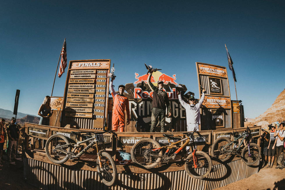 Brandon Semenuk vant Red Bull Rampage 2019, og blir andre rytter i konkurransens historie som har vunnet tre ganger. Brett Rheeder (til venstre) ble nummer to og Tom van Steenbergen nummer tre. Foto: Paris Gore/Red Bull Content Pool Pallen i red bull rampage 2019