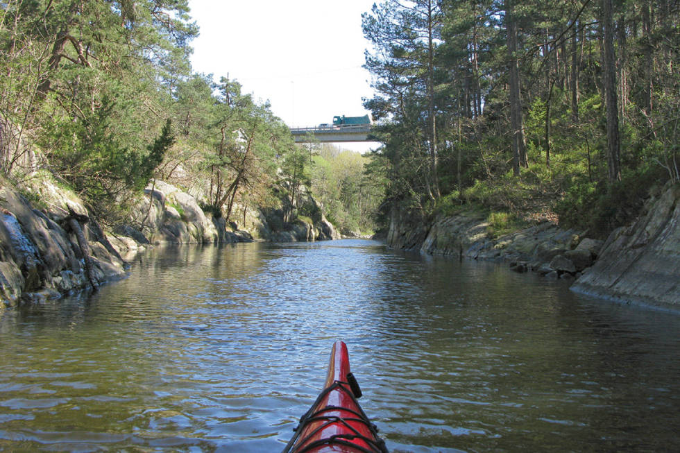 Reddalskanalen hadde tidligere fast rutebåt fra Reddalen til Grimstad. Nå er den mest og best for padlere. Foto: Lars Verket Reddalskanalen sørlandet turguide