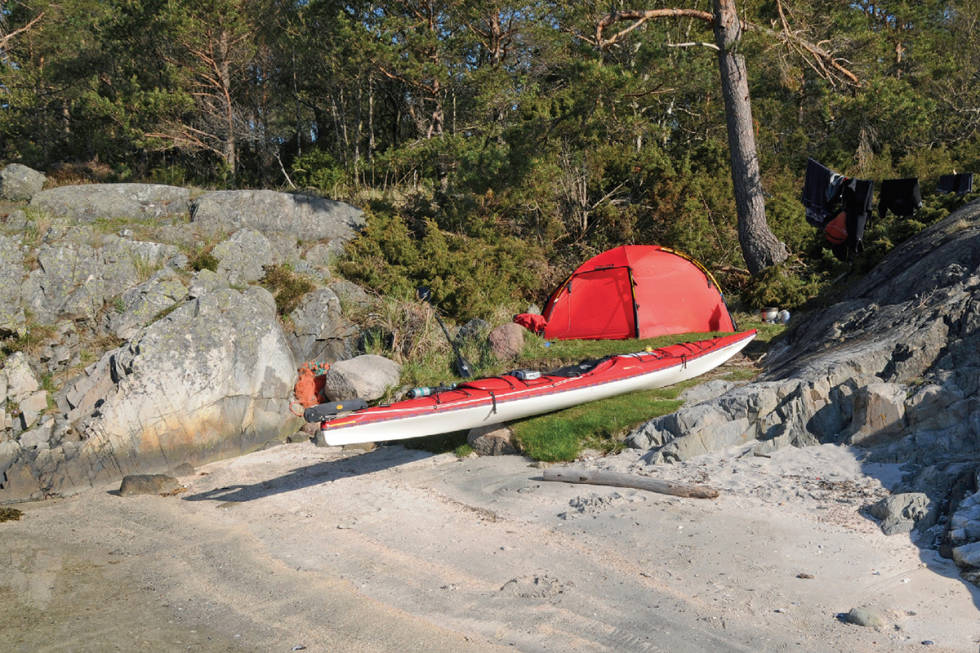 På den store og flotte Auesøya mellom Grimstad og Lillesand er det mange gode leirplasser og badeplasser. Foto: Lars Verket Auesøya sørlandet turguide