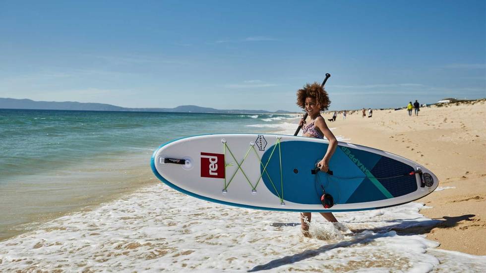 MED PÅ STRANDA: Du tar ikke med deg en kajakk på stranda for å leke, men det kan du gjøre med et SUP-brett. Foto: Red Paddle Co SUP Guide Red Paddle Co