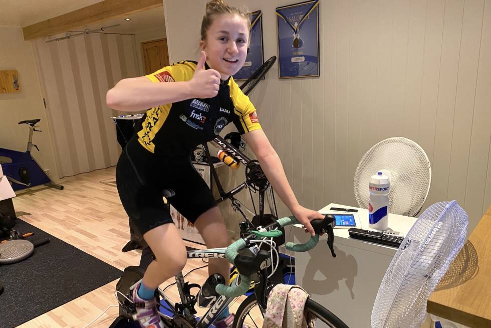 ARTIG: Regine Solhaug Hansen (14) synes det er moro å sykle i Zwift, både med ritt og vanlig trening. Foto: Yngvar Alexander Hansen Regine Solhaug Hansen på Zwift