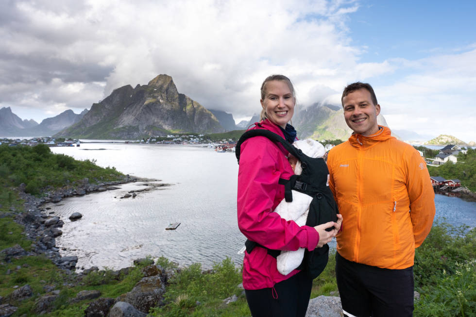 TOPPTUR-FERIE: Pia Mathisen, Jan Joachim Pedersen klargjør seg for tur opp til Reinebringen. Foto: Therese N. Andersen reinebringen ferie