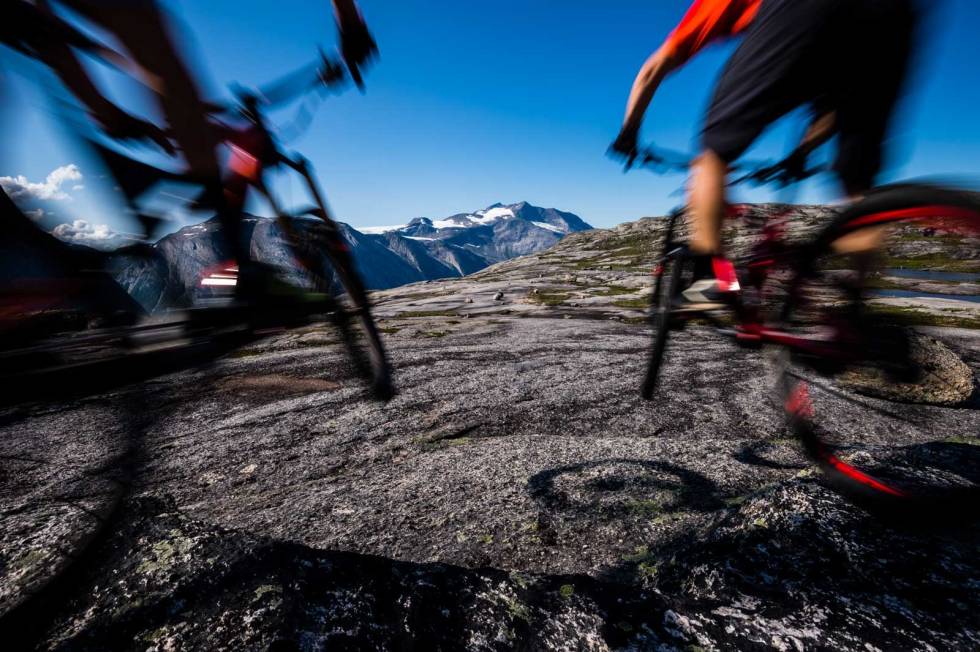 Reinnesfjellet: Reinnesfjellet ligger ved Skjomen, omlag 45 minutter sør for Narvik. Fjellet er som et stort platå med enorme flater av glatte granittheller – som skapt for terrengsykling! Platået er 45 kilometer langt og flere kilometer bredt, fylt av bølgende terreng, bratte bakker, små bekker og morsomme features. Syklister: Micke af Ekenstam og Janne Tjärnström. Reinnesfjellet