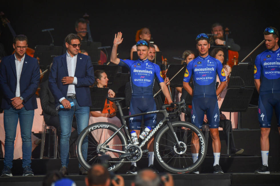 COMEBACK: Etter ni måneder borte er Remco Evenepoel tilbake. Her på lagpresentasjonen torsdag. Foto: Cor Vos remco evenepoel giro d'italia favoritter 2021