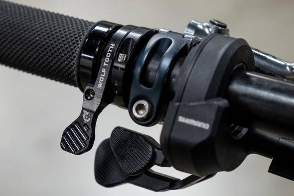MED EL: Bryteren avbildet sammen med en styringsenhet fra Shimano. ReMoteBarCentric_E-BikeControls_2000px_590x