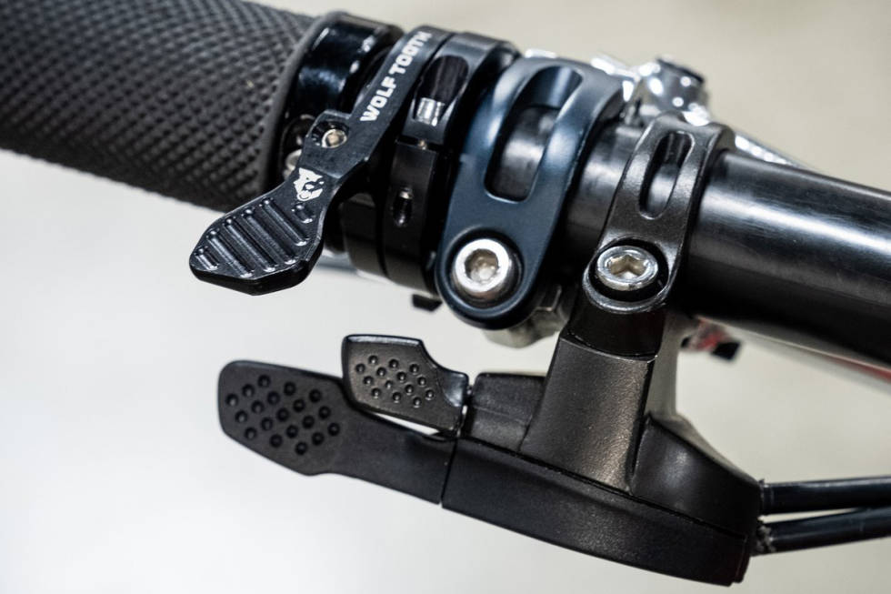 MED DEMPING: Her er hendelen avbildet sammen med en låsebryter til dempere fra RockShox. ReMoteBarCentric_lockout1_2000px_1200x