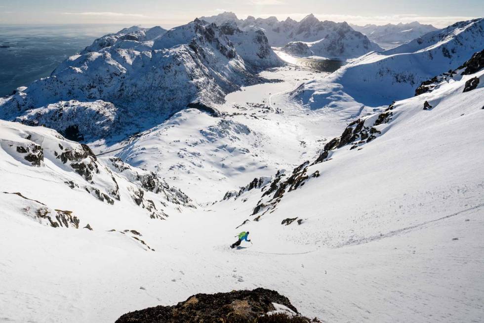 ROM FOR FART: Carl Røper på vei ned renna på Stornappstinden i Lofoten. Bilde: Kyrre Buxrud Renner-i-Norge-Stornappstind-Lofoten