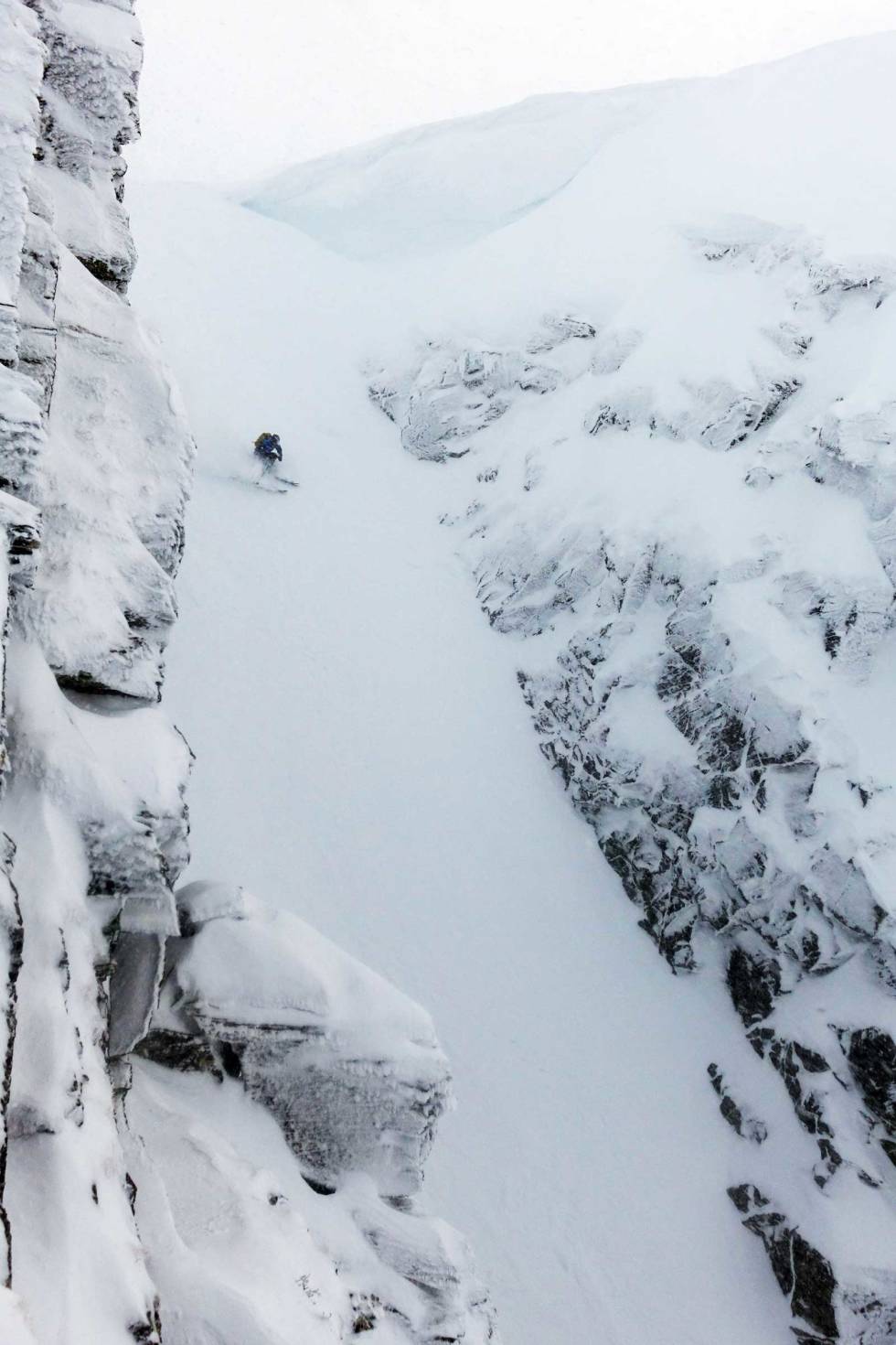 LETT TILGJENGELIG: Trygve Sande setter på fart i toppen av Storskaret – etter jobb en ettermiddag i januar. Bilde: Tore Meirik Renner-i-Norge-Storskaret