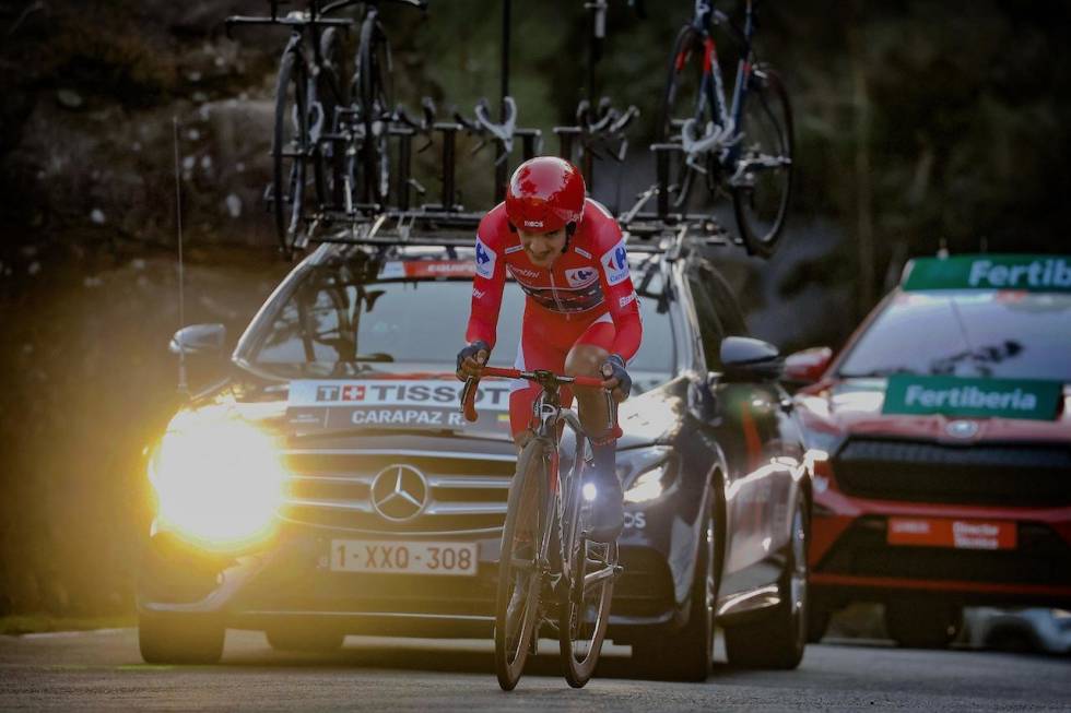 SYKKELBYTTE: Richard Carapaz byttet sykkel på den siste tempoetappen i Vueltaen, uten at det gjorde særlig utslag. Foto: Cor Vos. richard carapaz